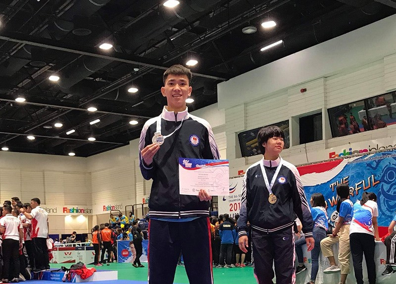 Võ Văn Mạnh với tâm huy chương bạc giải vô địch Karatedo Đông Nam Á năm 2019. Ảnh: NVCC