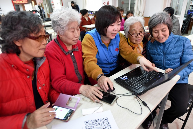 Hướng dẫn người cao tuổi sử dụng công nghệ để tham gia mua sắm trực tuyến. Ảnh: Internet