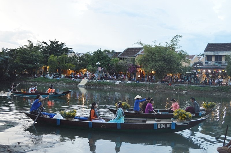 Heave-ho performance on the Hoai river, Hoi An