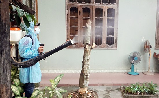 Phun thuốc diệt muỗi tại huyện Nam Giang. (Ảnh: TTYT Nam Giang)