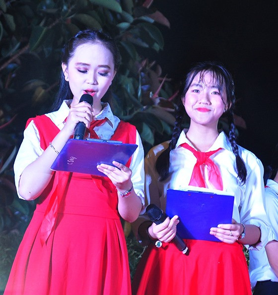 Em Phan Hồ Mỹ Thơ (bên phải) cùng người bạn dẫn chương trình tại Lễ tuyên dương Liên đội trưởng tiêu biểu toàn tỉnh năm học 2018 - 2019. Ảnh: VINH ANH