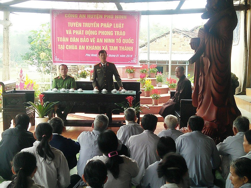 Một buổi tuyên truyền pháp luật được Công an Phú Ninh thực hiện tại cơ sở tôn giáo trên địa bàn huyện. Ảnh: C.T