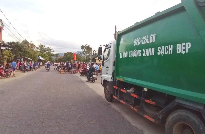 Người dân chặn xe chở rác vào bãi xử lý rác thải Tam Nghĩa chiều 13.8. Ảnh: Đ.Đ