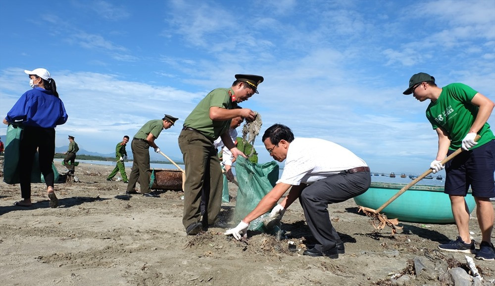 Bãi biển Thuận An (xã Tam Hải) với khối lượng lớn rác cần được làm sạch. Ảnh: M.L