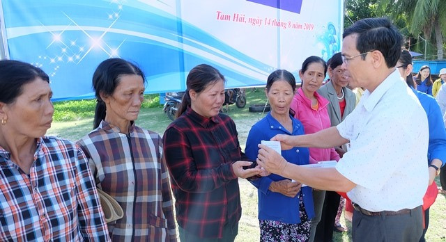 Tỉnh đoàn trao tặng 20 suất quà cho ngư dân xã Tam Hải. Ảnh: M.L