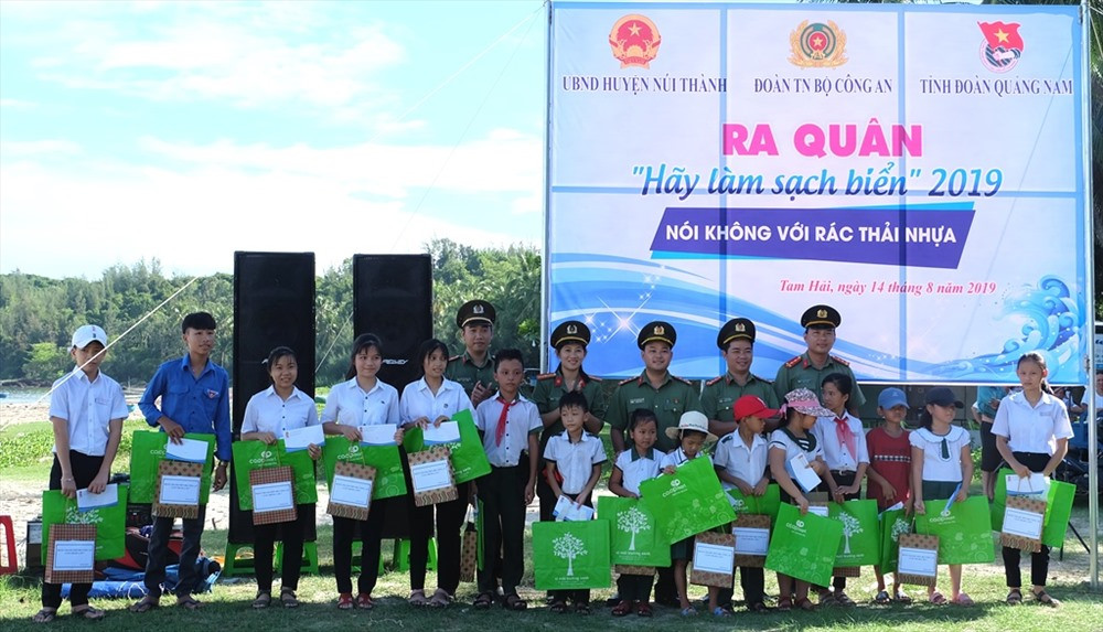 Đoàn Thanh niên Công an các tỉnh - Cụm thi đua số 7 tặng 20 suất quà cho học sinh có hoàn cảnh khó khăn của xã Tam Hải. Ảnh: M.L