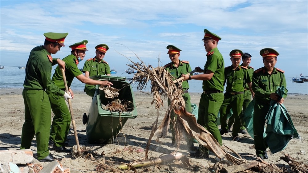 Rác thải bị chôn lấp khá nhiều tại bãi biển Thuận An. Ảnh: M.L