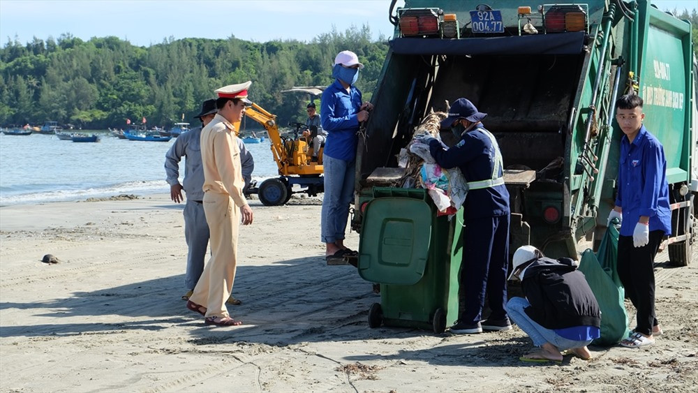 Công ty CP Môi trường đô thị Quảng Nam thu gom rác mang đi xử lý. Ảnh: M.L