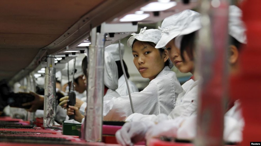 Công nhân sản xuất linh kiện điện tử tại Trung Quốc. Ảnh: Reuters