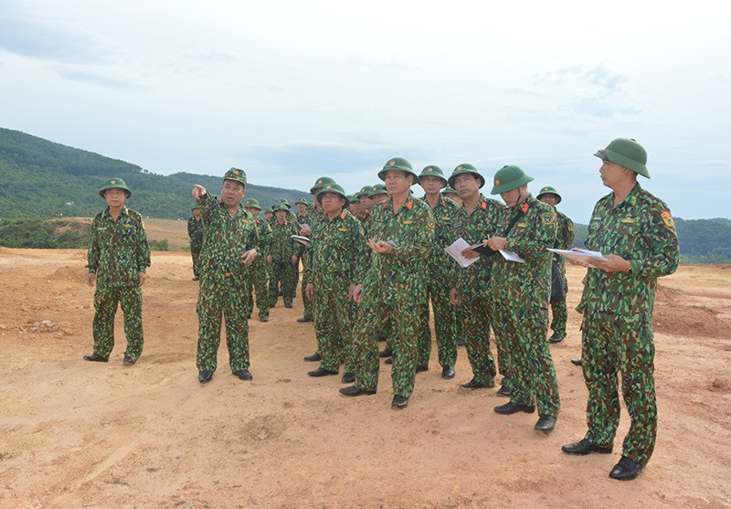Trung tướng Nguyễn Long Cáng - Tư lệnh Quân khu 5 kiểm tra công tác chuẩn bị cho diễn tập KVPT tỉnh Quảng Nam năm 2019. Ảnh: T.ANH
