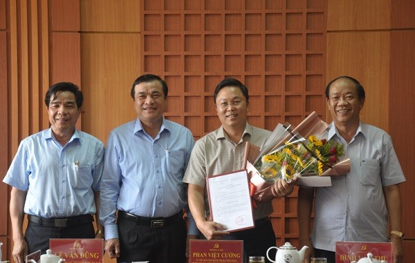 Các đồng chí Thường trực Tỉnh ủy trao Quyết định và tặng hoa chúc mừng Phó Chủ tịch UBND tỉnh Lê Trí Thanh. Ảnh: NGUYÊN ĐOAN