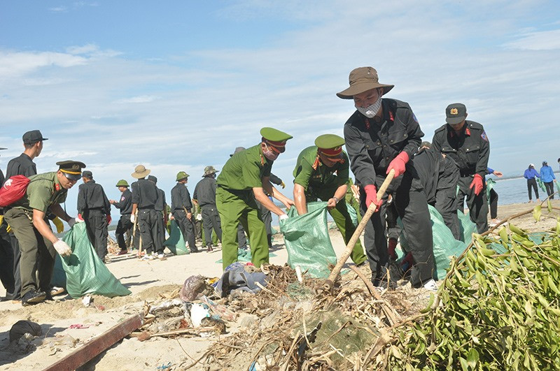 Các lực lượng ra quân thu gom, xử lý rác thải tại bãi Bấc (thôn Thuận An, Tam Hải).Ảnh: N.Đ