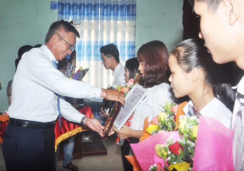 Ông Nguyễn Quang Việt - nguyên Giám đốc Vietcombank - chi nhánh Quảng Nam trao tặng thưởng Quỹ ươm mầm tài năng đất Quảng năm 2017. Ảnh: T.V