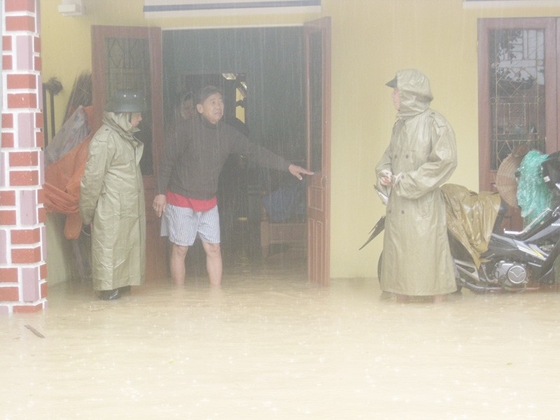 Lãnh đạo huyện Núi Thành kiểm tra tình hình ảnh hưởng do đợt mưa lớn hồi cuối năm 2018. Ảnh: V.PHIN
