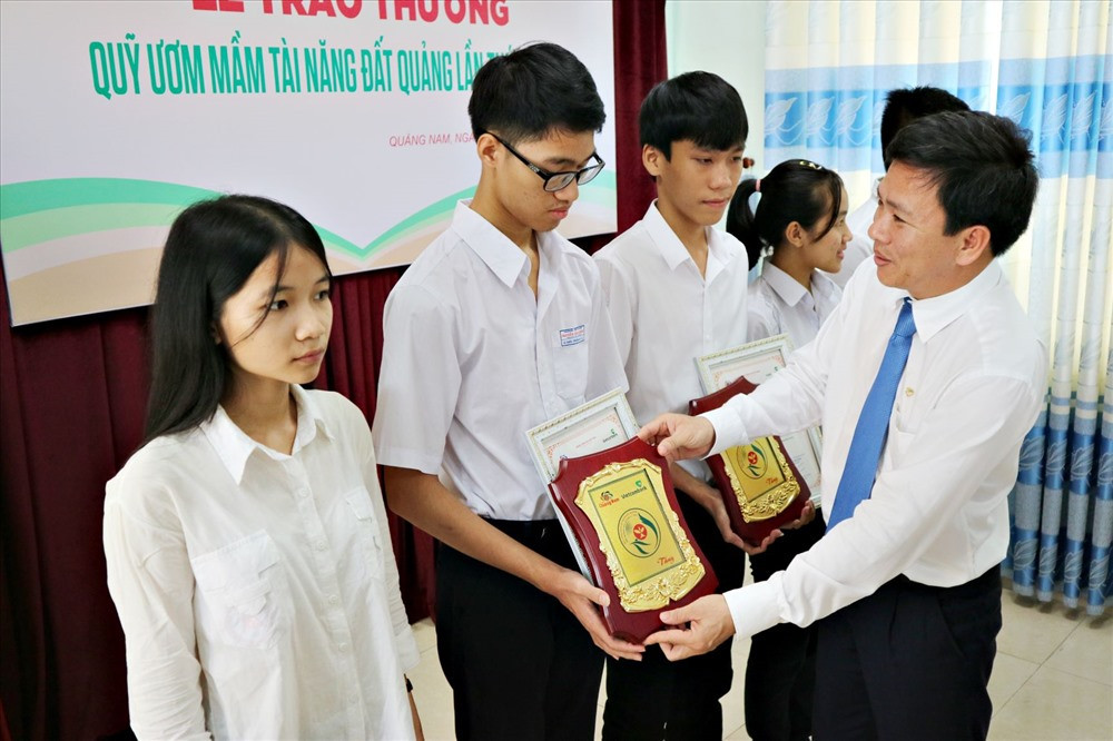 Ông Võ Văn Đức - Giám đốc Vietcombank Quảng Nam trao tặng thưởng Quỹ ươm mầm tài năng đất Quảng. Ảnh: PHƯƠNG THẢO