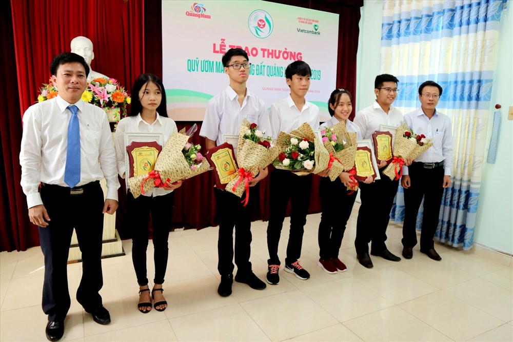 Lãnh đạo Báo Quảng Nam và Vietcombank Quảng Nam trao thưởng cho các cá nhân. Ảnh: PHƯƠNG THẢO