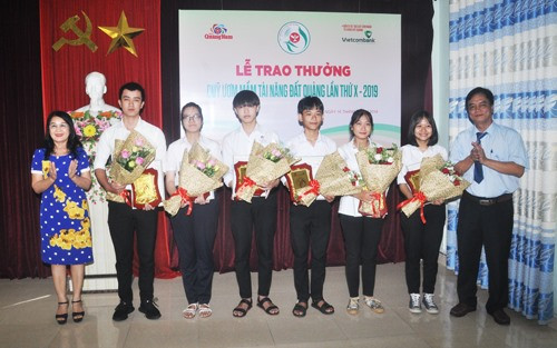 Bà Huỳnh Thị Tuyết (bên trái) - Phó ban Tuyên giáo Tỉnh ủy trao thưởng cho các tài năng. Ảnh: X.P