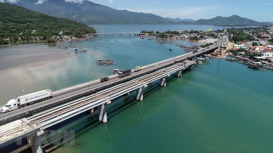 Hạng mục cầu và đường dẫn dài gần 6km đã đạt khối lượng gần 70%. (Ảnh: Huy Hùng/TTXVN)