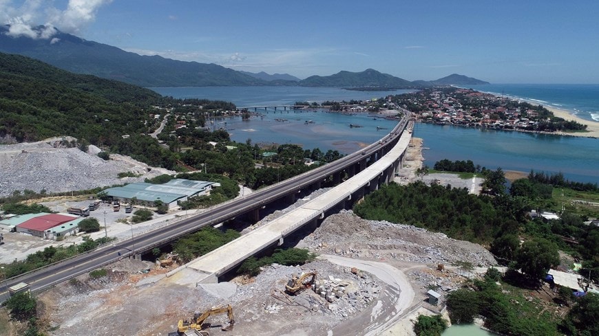Trên tuyến có tất cả 8 cầu, trong đó cầu Hải Vân 2 dài gần 1km. (Ảnh: Huy Hùng/TTXVN)