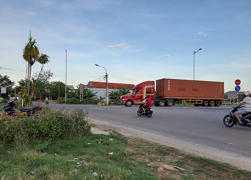 Nút giao giữa quốc lộ 40B với cao tốc Đà Nẵng - Quảng Ngãi chật hẹp, mất an toàn. Ảnh: THANH THẮNG