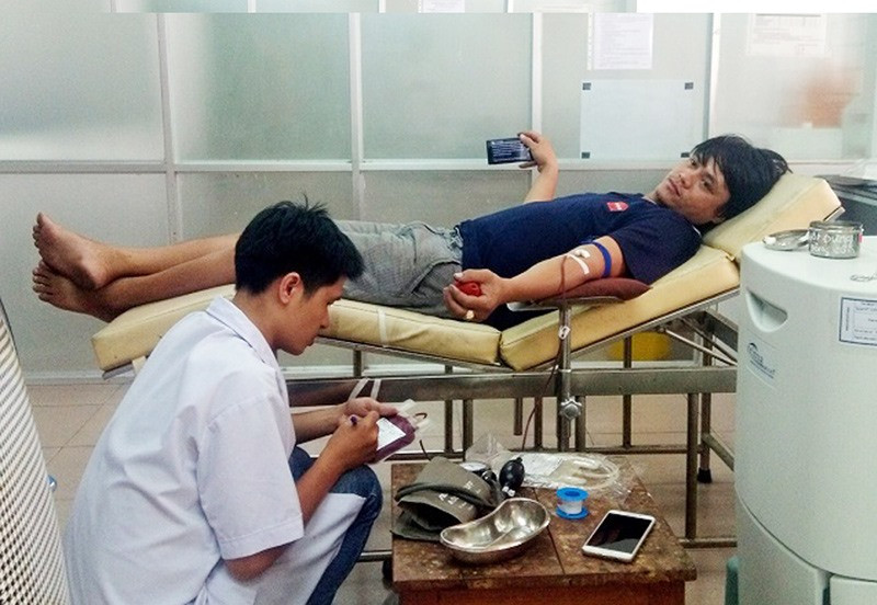 Anh Nguyễn Duy Thanh – tình nguyện viên CLB tham gian hiến máu tại bệnh viện C Đà Nẵng. Ảnh: T.M