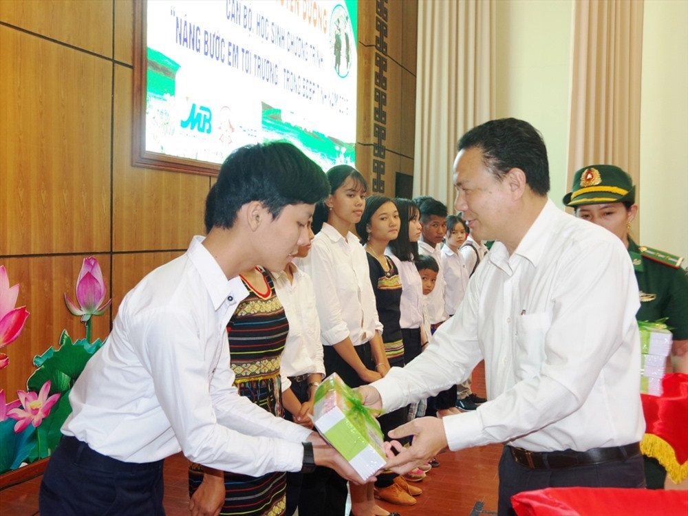 Phó Chủ tịch UBND tỉnh Lê Văn Thanh tặng quà cho học sinh thuộc chương trình “Nâng bước em tới trường”. Ảnh: Đ.Đ