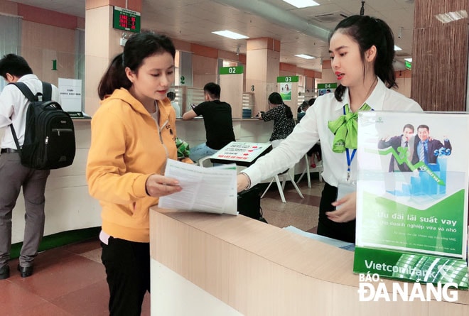 Các ngân hàng đồng loạt giảm lãi suất cho vay với các lĩnh vực ưu tiên. Trong ảnh: Vietcombank là một trong những ngân hàng tiên phong trong đợt giảm lãi suất đầu tháng 8 này.