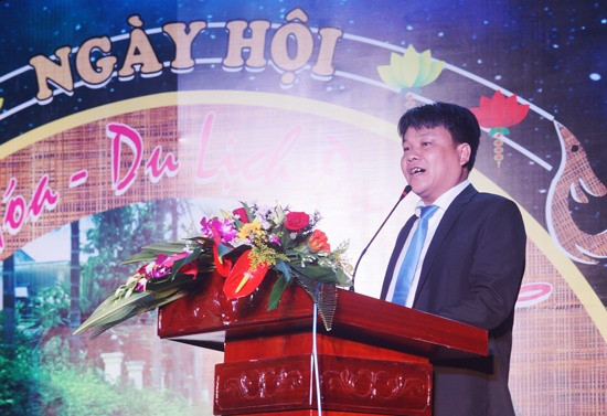 Ông Nguyễn Chí Tùng - Phó Chủ tịch UBND huyện Nông Sơn, Trưởng ban Tổ chức ngày hội phát biểu tại lễ khai mạc. Ảnh: PHAN VINH