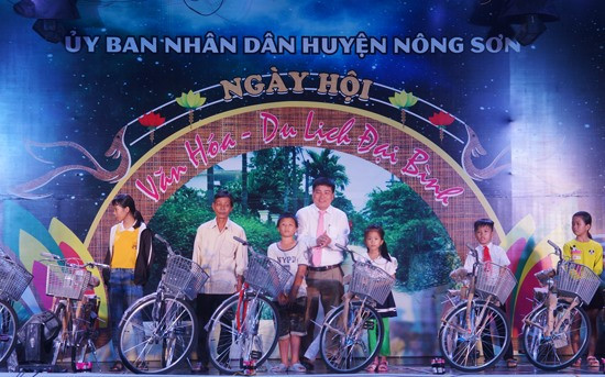UBND huyện Nông Sơn trao 20 xe đạp cho học sinh nghèo vượt khó trên địa bàn huyện. Ảnh: PHAN VINH