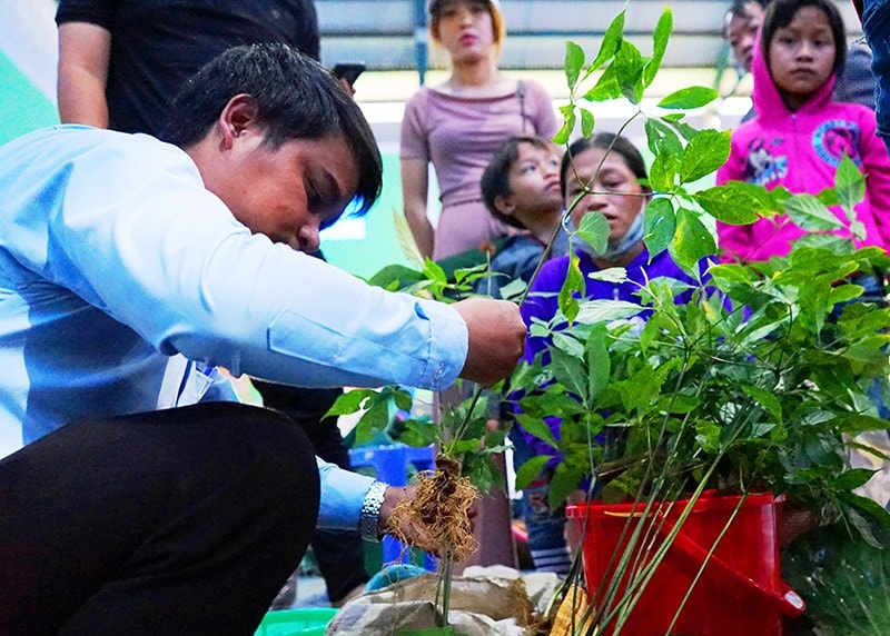 Đồng bào Xê Đăng mang sâm bán tại hội chợ, thu về lợi nhuận kinh tế “khủng”. Ảnh: ALĂNG NGƯỚC