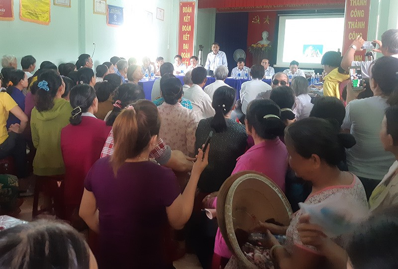 Quang cảnh buổi đối thoại giữa lãnh đạo Sở TN&MT, huyện Đại Lộc và người dân xã Đại Nghĩa.  Ảnh: TRIÊU NHAN