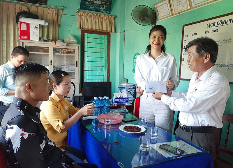 Á hậu 1 Nguyễn Hà Kiều Loan trao số tiền 5 triệu đồng ủng hộ Qũy Khuyến học phường Điện An. Ảnh: G.KHANG