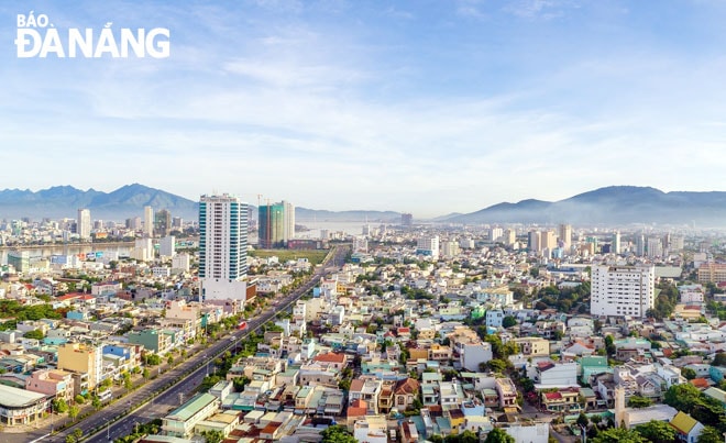 Cần quan điểm, tầm nhìn mới với việc lựa chọn mô hình, kết cấu phù hợp trong quy hoạch thành phố. TRONG ẢNH: Vệt đô thị phía bắc quận Sơn Trà. Ảnh: Triệu Tùng