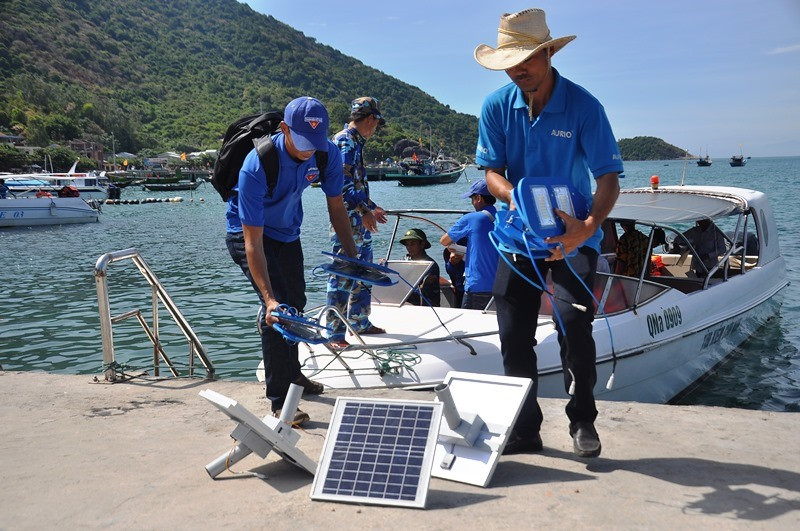 Vận chuyển các bộ phận lắp đặt đèn năng lượng mặt trời lên đảo Cù Lao Chàm. Ảnh: V.ANH