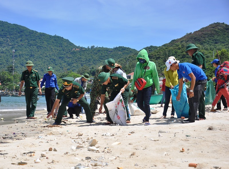 Đoàn tình nguyện tổ chức thu gom rác thải tại bãi biển thôn Bãi Làng. Ảnh: V.ANH