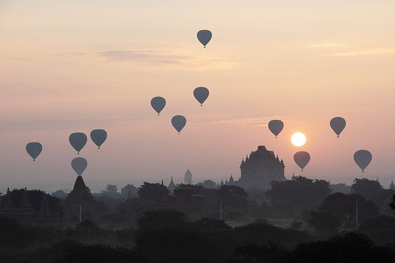 Khinh khí cầu chở du khách ngắm cảnh bình minh ở Bagan.