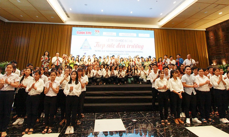 Tân sinh viên được trao học bổng “Tiếp sức đến trường” tại khu vực Quảng Nam, Đà Nẵng năm 2018. Ảnh: TẤN LỰC