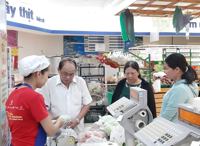 Sản phẩm nổi bật của Quảng Nam là trứng gà Văn Học được người tiêu dùng mua ở Co.opMart Tam Kỳ nhân đợt giảm giá bán bắt đầu từ hôm qua (22.8). Ảnh: QUANG VIỆT