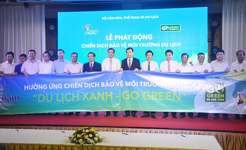 Các đại biểu tham dự hội nghị thực hiện phát động chiến dịch bảo vệ môi trường du lịch “Du lịch xanh - Go Green”. Ảnh: Q.T