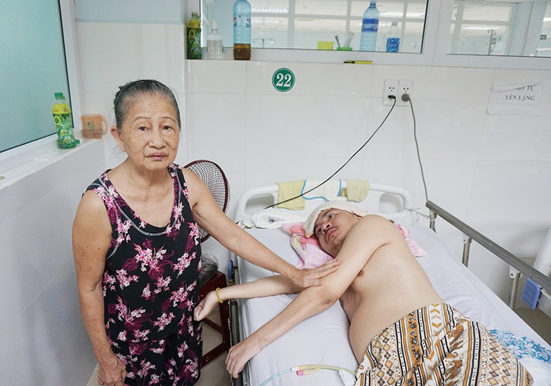 Bà Phan Thị Xí nuôi con trai là anh Nguyễn Vinh suốt hơn 14 năm qua. Ảnh: N.TRANG