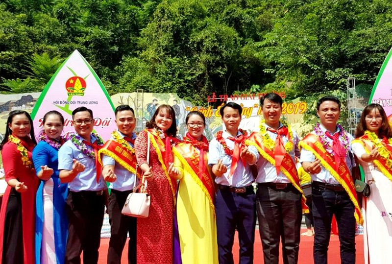 Cô Thái Thị Kim Thúy (thứ 5 từ trái qua) cùng các giáo viên tổng phụ trách đội vinh dự nhận giải thưởng “Cánh én hồng” năm 2019. (Ảnh: nhân vật cung cấp)