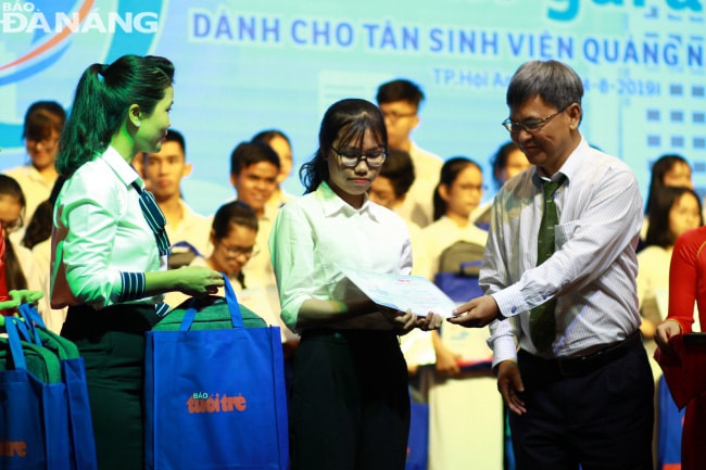 Trao học bổng cho tân sinh viên có hoàn cảnh khó khăn.