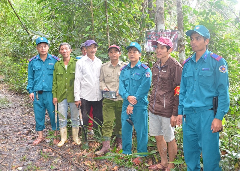 Nhiều địa phương đang chuyển đổi mô hình giao khoán rừng cho nhóm hộ sang hình thức đội bảo vệ rừng chuyên trách. Ảnh: TR.HỮU