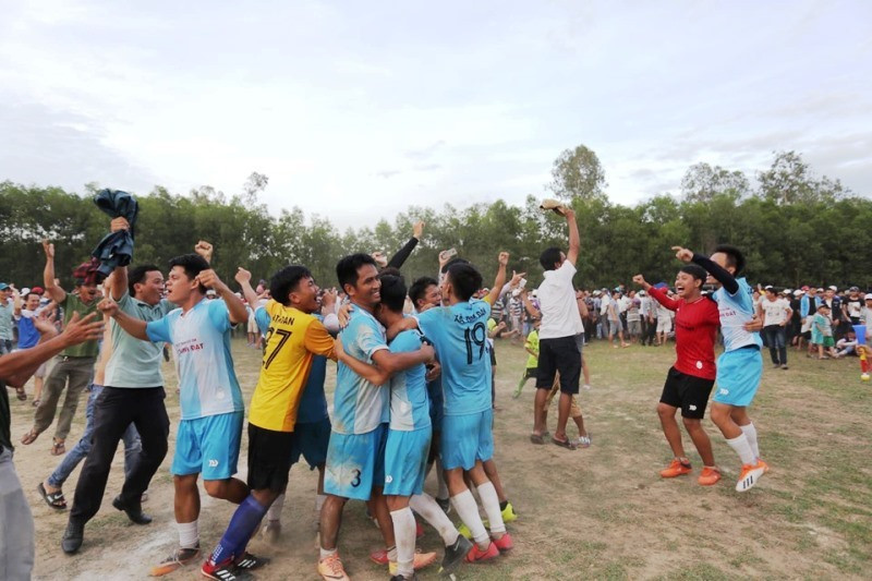 Niềm vui của cầu thủ và khán giả đội bóng xã Tam Đàn sau khi giành chiến thắng trong loạt sút luân lưu. Ảnh: H.C
