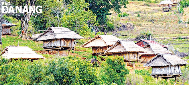 Xen lẫn giữa các sườn đồi ruộng bậc thang là những khu nhà ở và sinh hoạt của người Xơ Đăng. Trong ảnh: Một góc khu nhà kho của người Xơ Đăng.