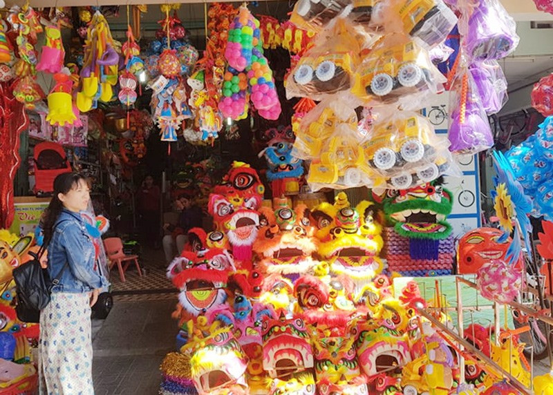 Nhiều mặt hàng đồ chơi đang được bày bán tại cửa hàng chị Kim Huyền (số 32, đường Trần Cao Vân, TP. Tam Kỳ). Ảnh: K.L