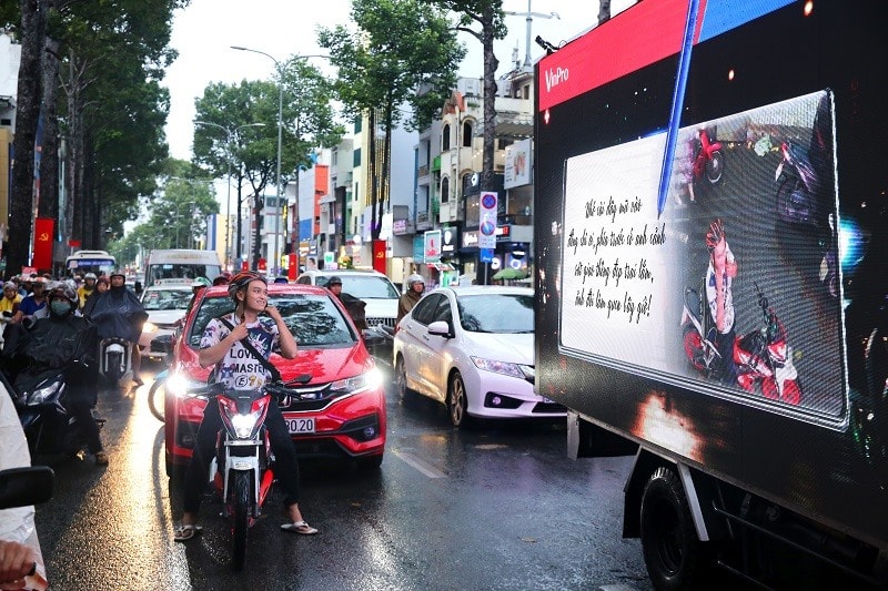 Chiếc xe bus đang nhắc khéo thanh niên tham gia giao thông đúng cách trên Đường 3 tháng 2 quận 10 Tp. Hồ Chí Minh.