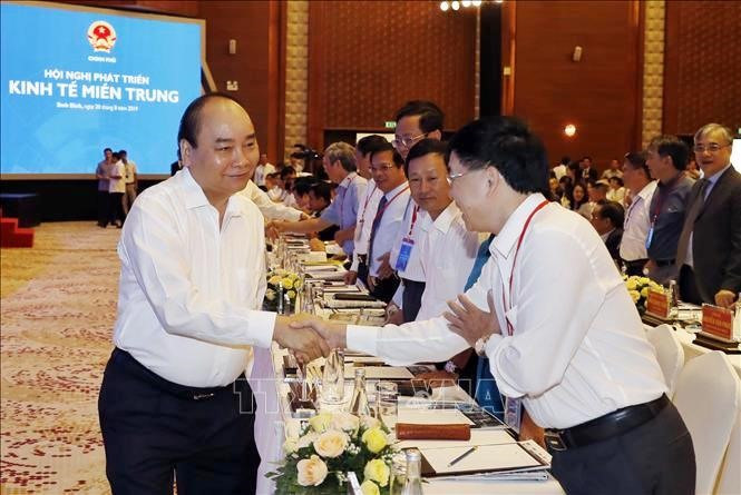 Thủ tướng Nguyễn Xuân Phúc với các đại biểu dự hội nghị. Ảnh: TTXVN