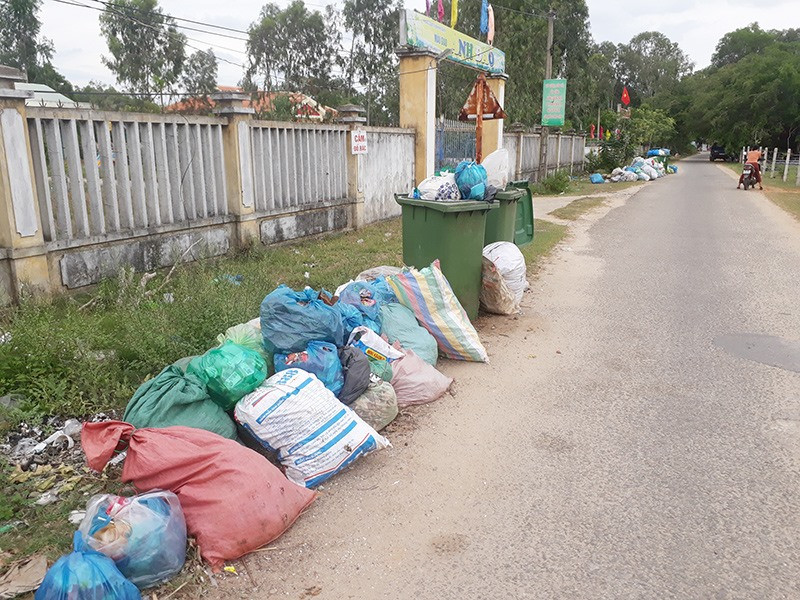 Rác thải chất thành từng đống, bốc mùi hôi thối tại tuyến đường ở thôn Phú Đông, xã Tam Phú. Ảnh: X.T