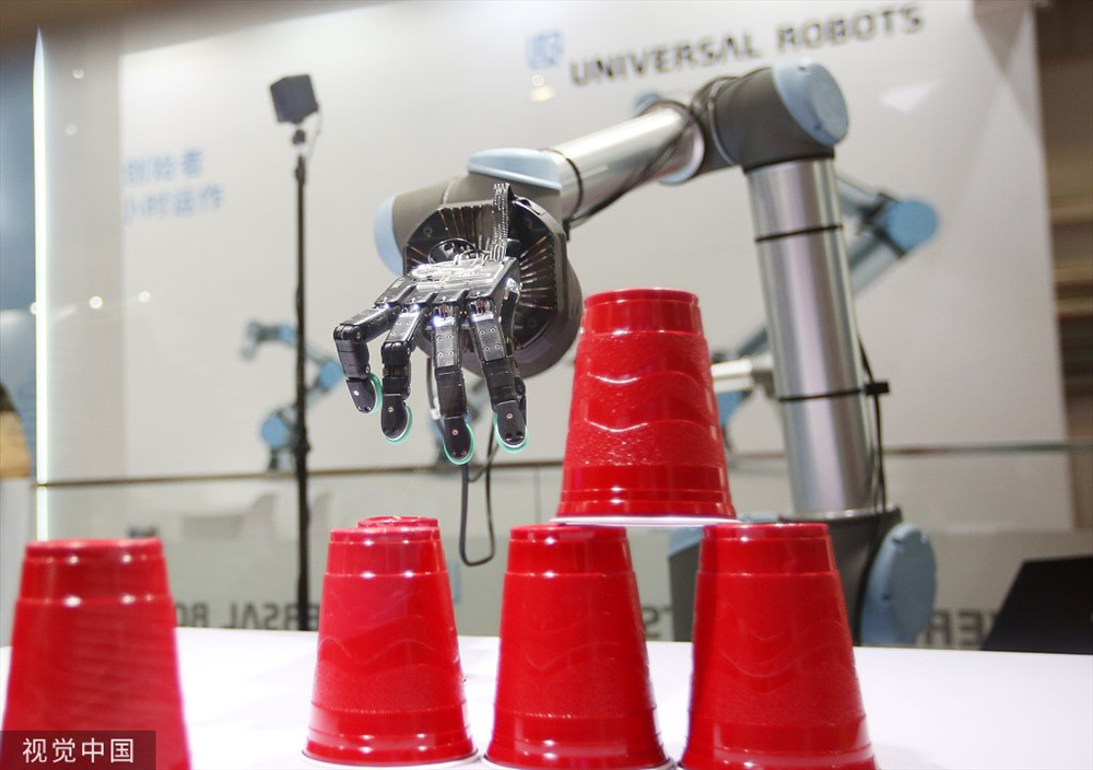 Cánh tay rô bốt cộng tác của công ty sản xuất Universal Robots, Đan Mạch. Ảnh: VCG